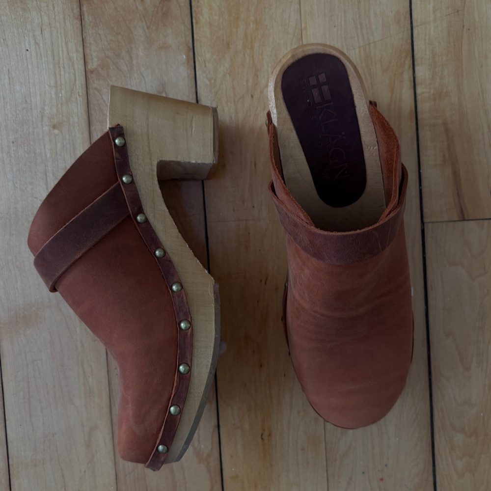 BJORK Maria Wooden Clogs in Vintage Oiled Leather